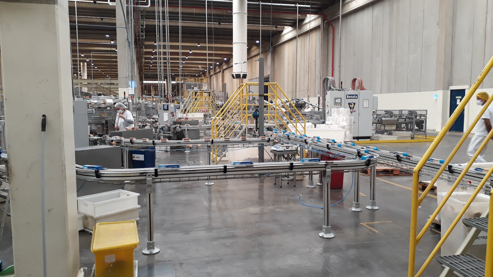 Linha de produção de massa em indústria alimentícia.