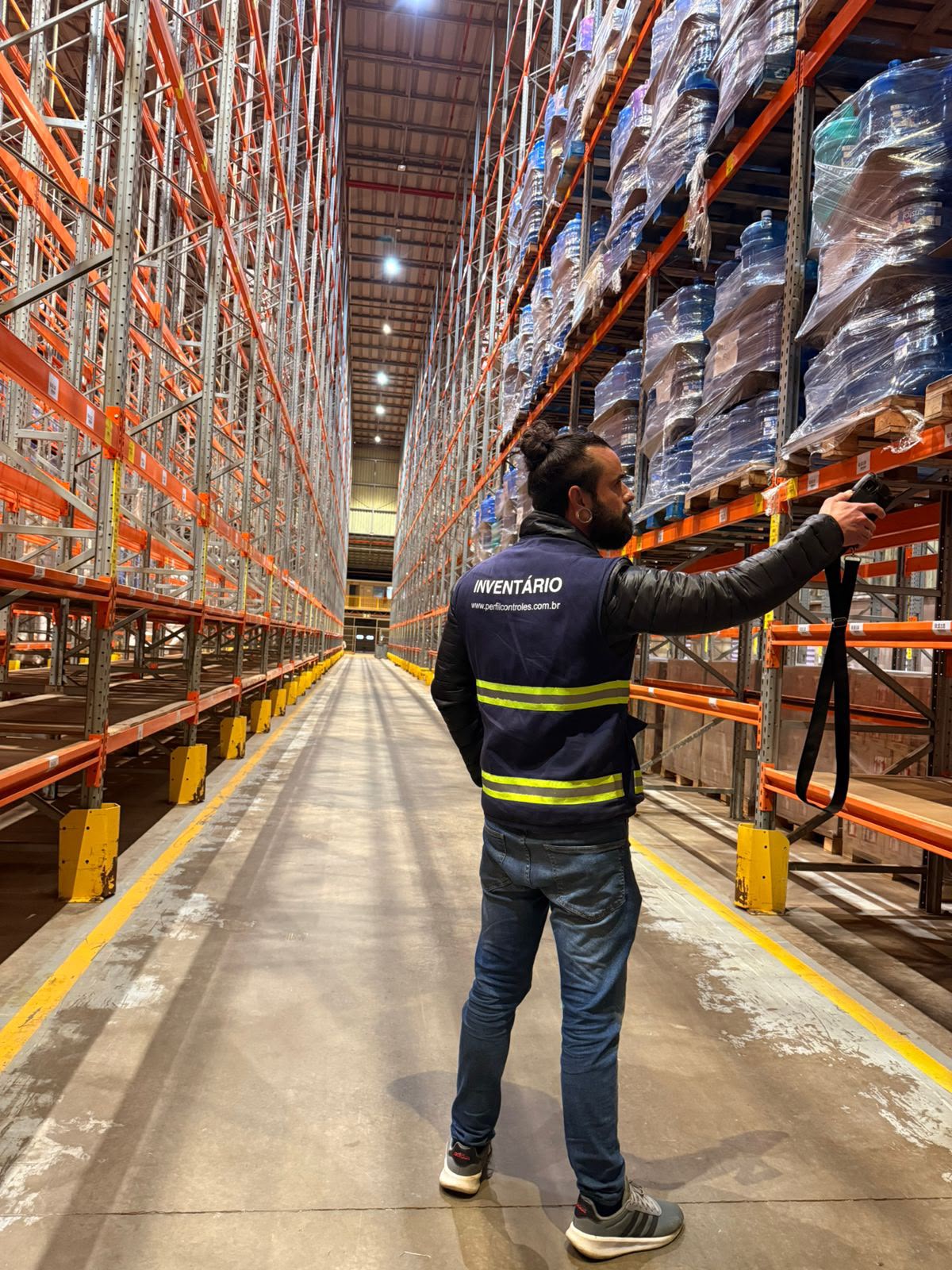 Técnico da Perfil realizando conferência de estoque em porta-pallets.